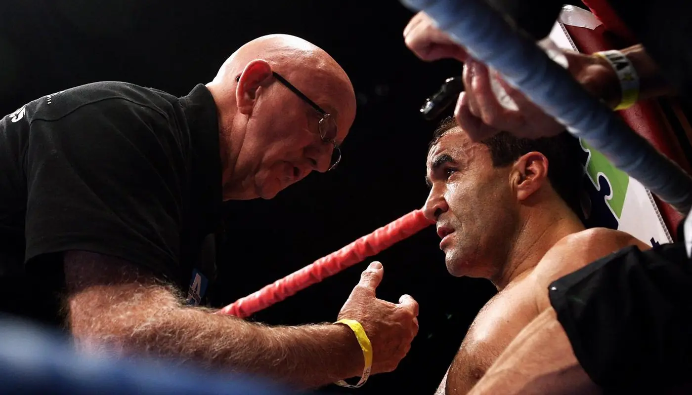 Johnn Lewis cornering Jeff Fenech